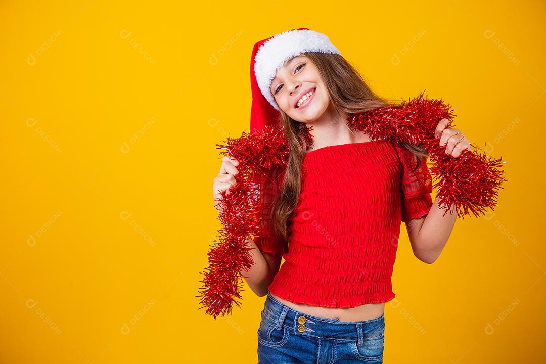 menina bonitinha vestida para a noite de natal