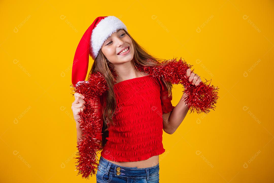 menina bonitinha vestida para a noite de natal