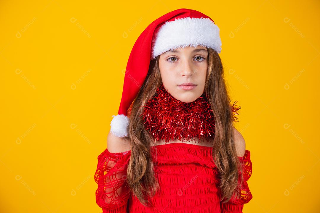 menina bonitinha vestida para a noite de natal