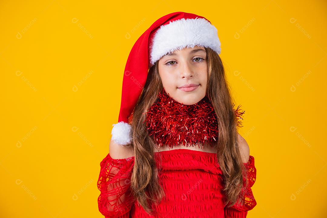 menina bonitinha vestida para a noite de natal