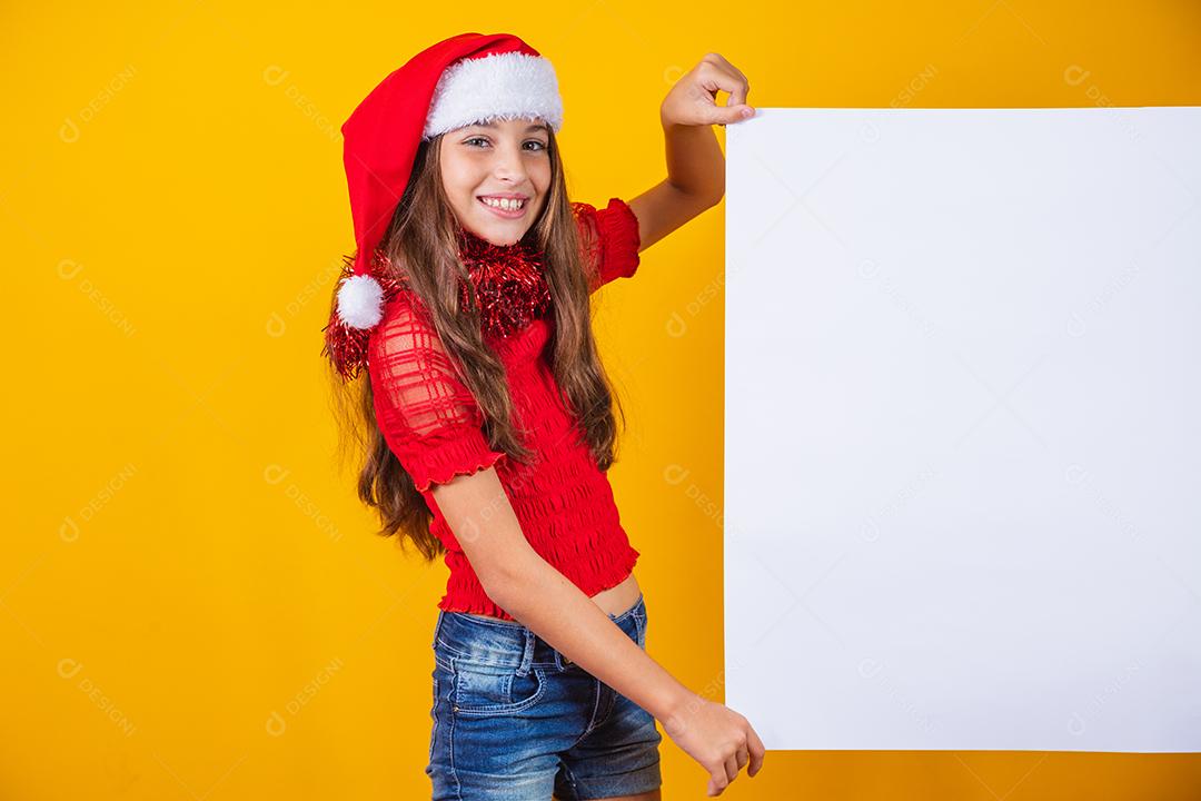 Menina feliz no Natal com cartaz em branco vazio de lado