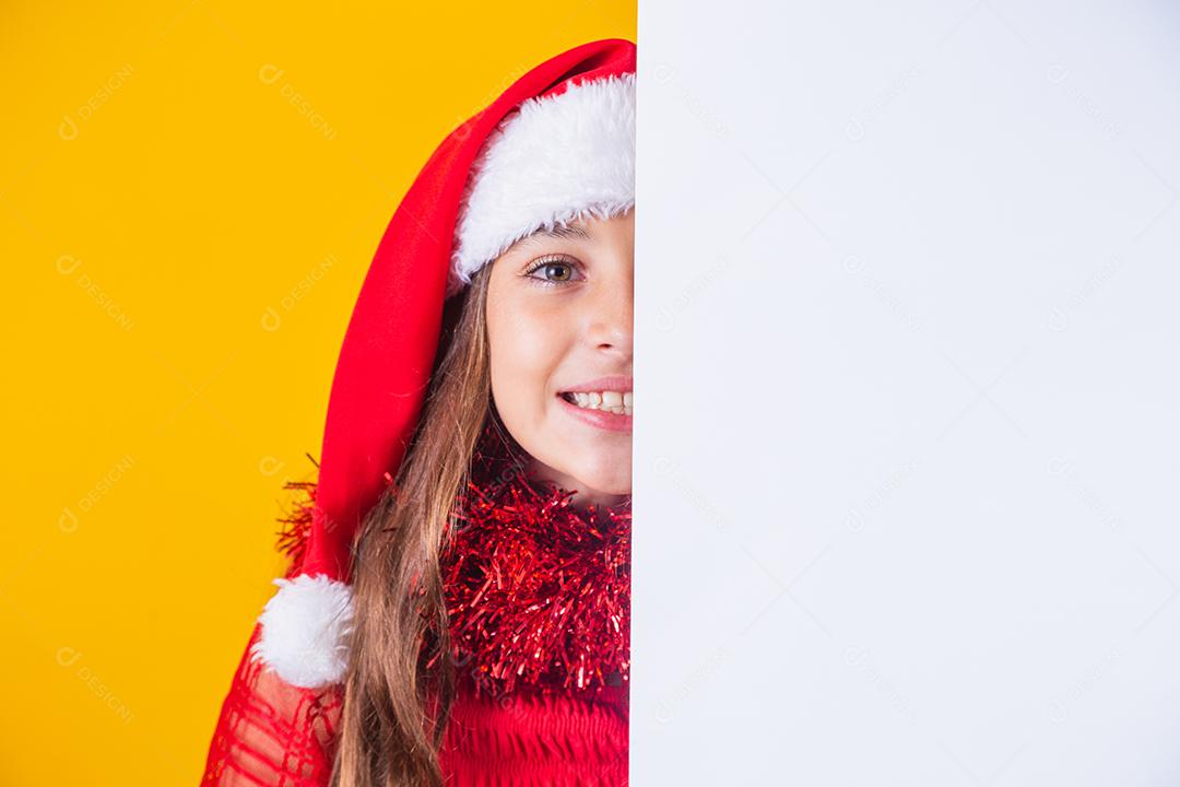 Menina feliz no Natal com cartaz em branco vazio de lado