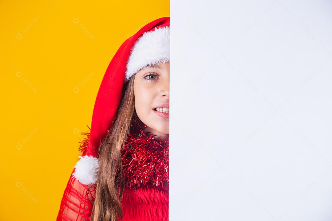 Menina feliz no Natal com cartaz em branco vazio de lado