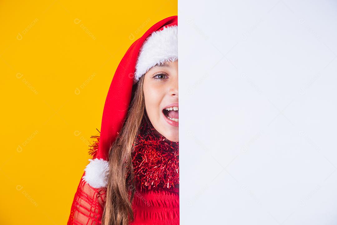 Menina feliz no Natal com cartaz em branco vazio de lado