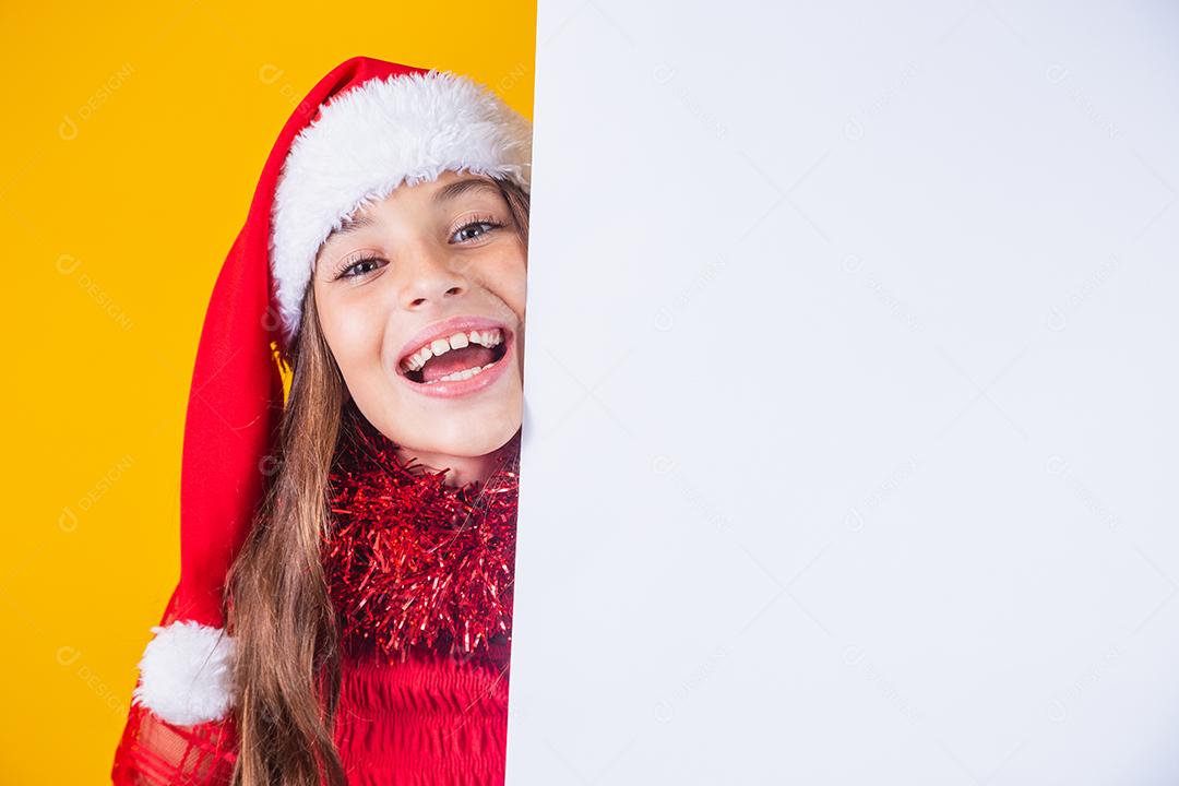 Menina feliz no Natal com cartaz em branco vazio de lado