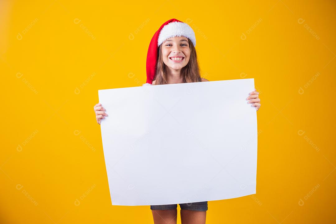 menina feliz no Natal com um cartaz branco vazio em branco