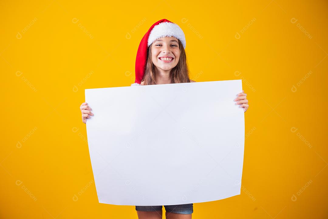menina feliz no Natal com um cartaz branco vazio em branco