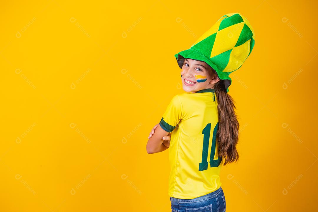 Linda menina fã brasileira apontando para o lado