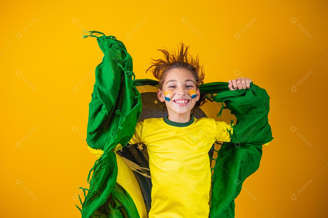 Torcedor de futebol, seleção brasileira. Linda garotinha torcendo por seu time em fundo amarelo