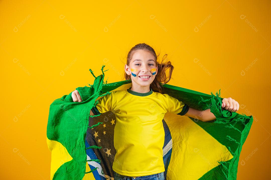 Torcedor de futebol, seleção brasileira. Linda garotinha torcendo por seu time em fundo amarelo