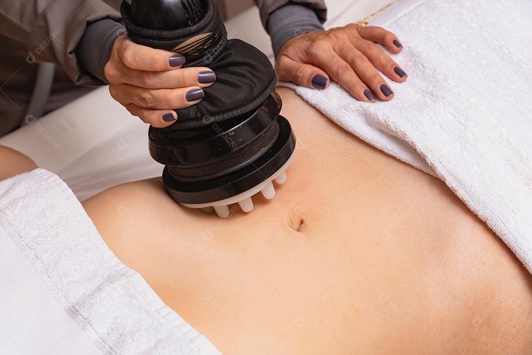 Tratamento estético da barriga com vibrocel