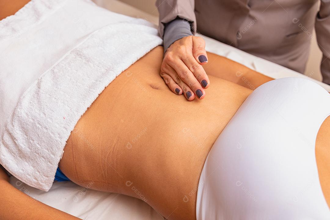 massagem relaxante e massagem modeladora, drenagem linfática, procedimentos artesanais e estéticos