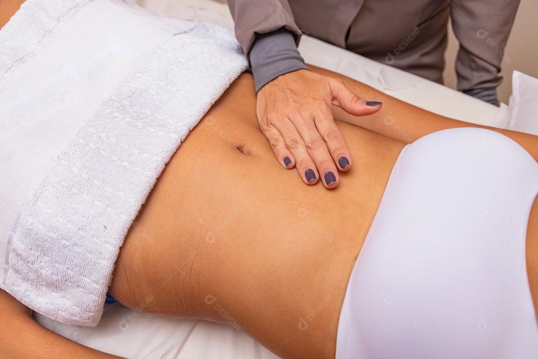 massagem relaxante e massagem modeladora, drenagem linfática, procedimentos artesanais e estéticos