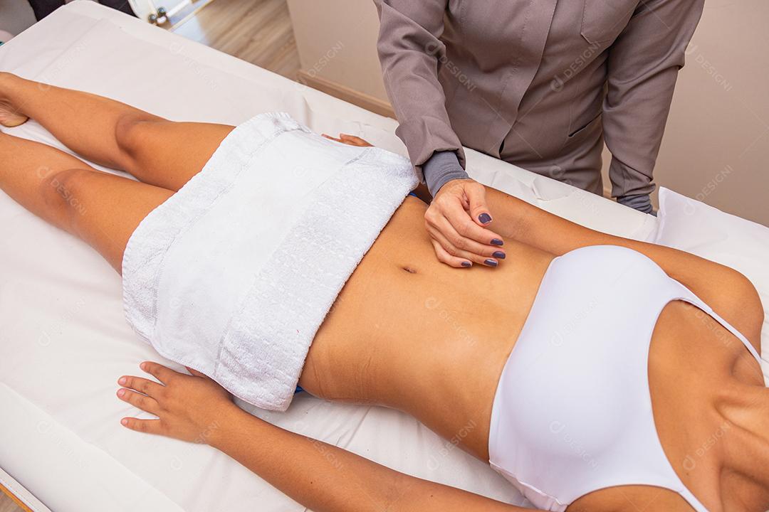 massagem relaxante e massagem modeladora, drenagem linfática, procedimentos artesanais e estéticos