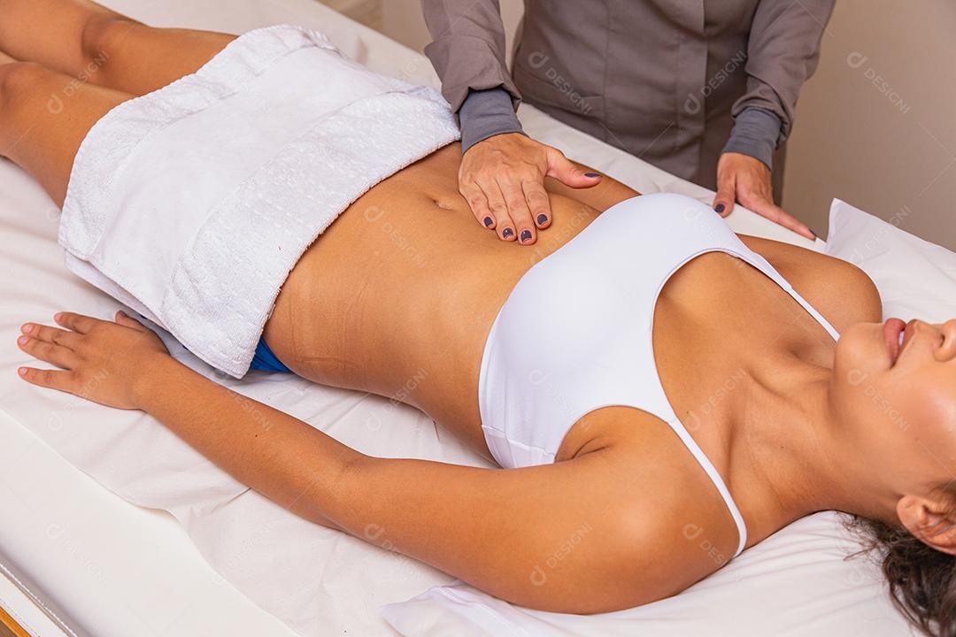 massagem relaxante e massagem modeladora, drenagem linfática, procedimentos artesanais e estéticos
