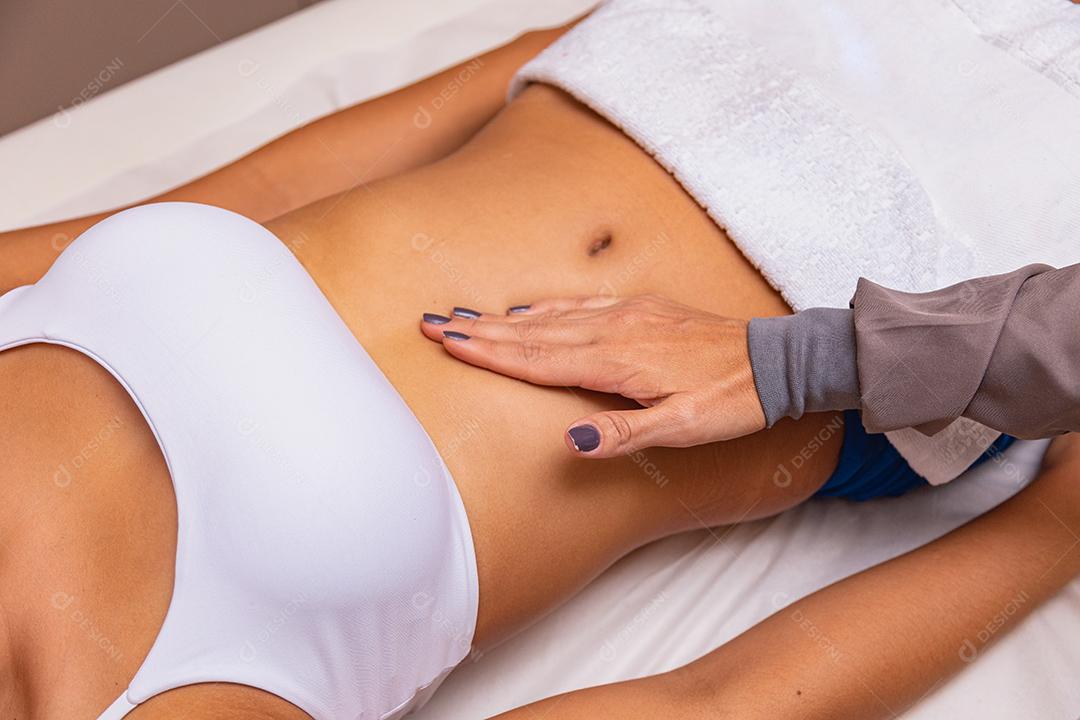 massagem relaxante e massagem modeladora, drenagem linfática, procedimentos artesanais e estéticos