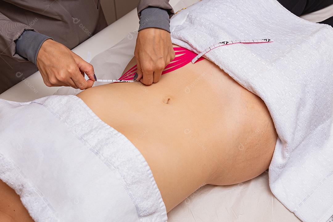 tratamento terapêutico com Kinesio Tapping