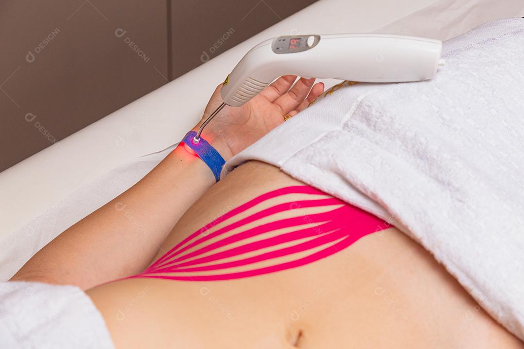 tratamento terapêutico com Kinesio Tapping