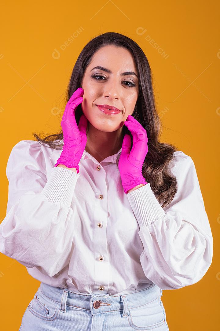 Mulher de beleza. Mulher com as mãos no rosto. conceito de spa