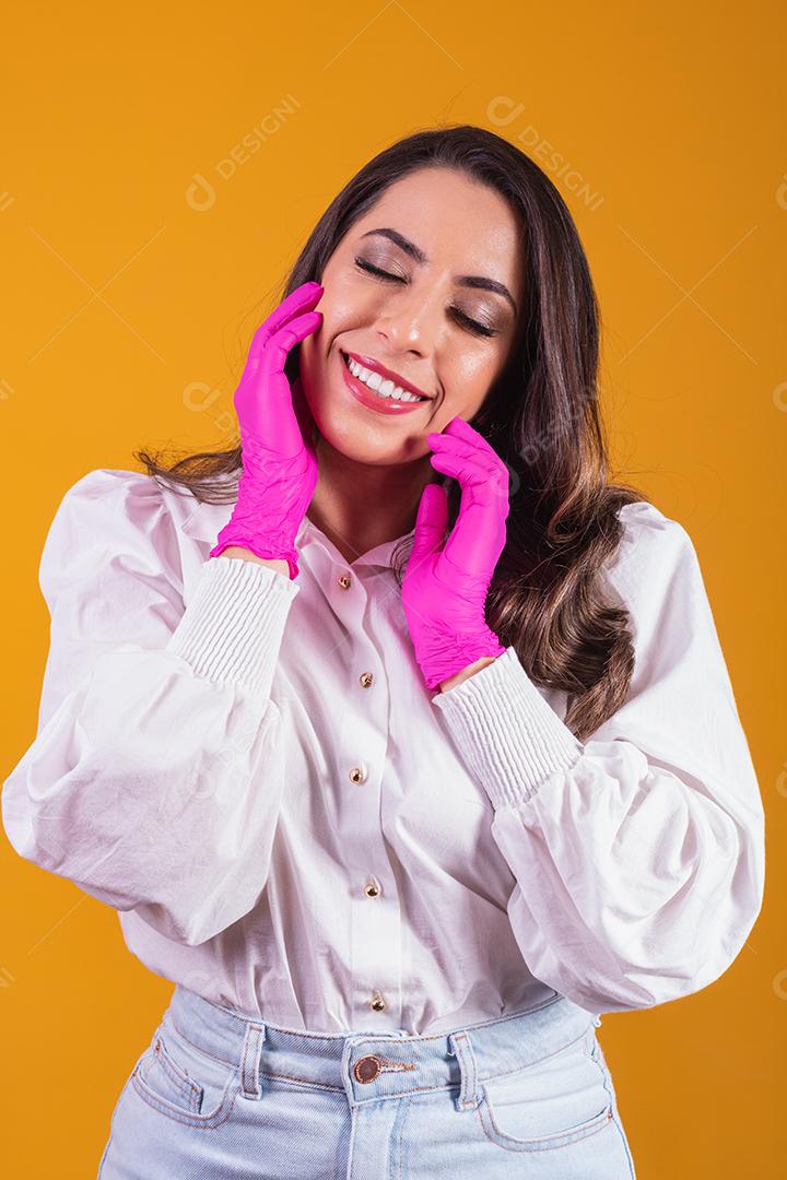 Mulher de beleza. Mulher com as mãos no rosto. conceito de spa