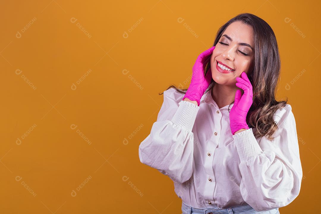 Mulher de beleza. Mulher com as mãos no rosto. conceito de spa