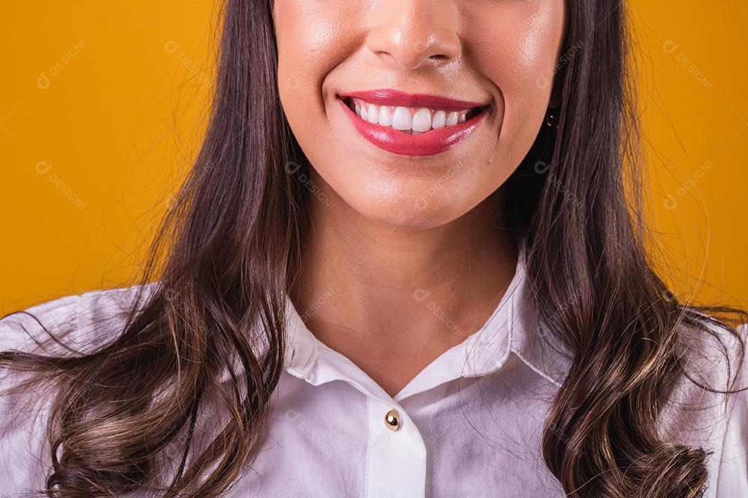 Enfermeira e esteticista segurando um dermapen para hidratação labial em fundo amarelo.
