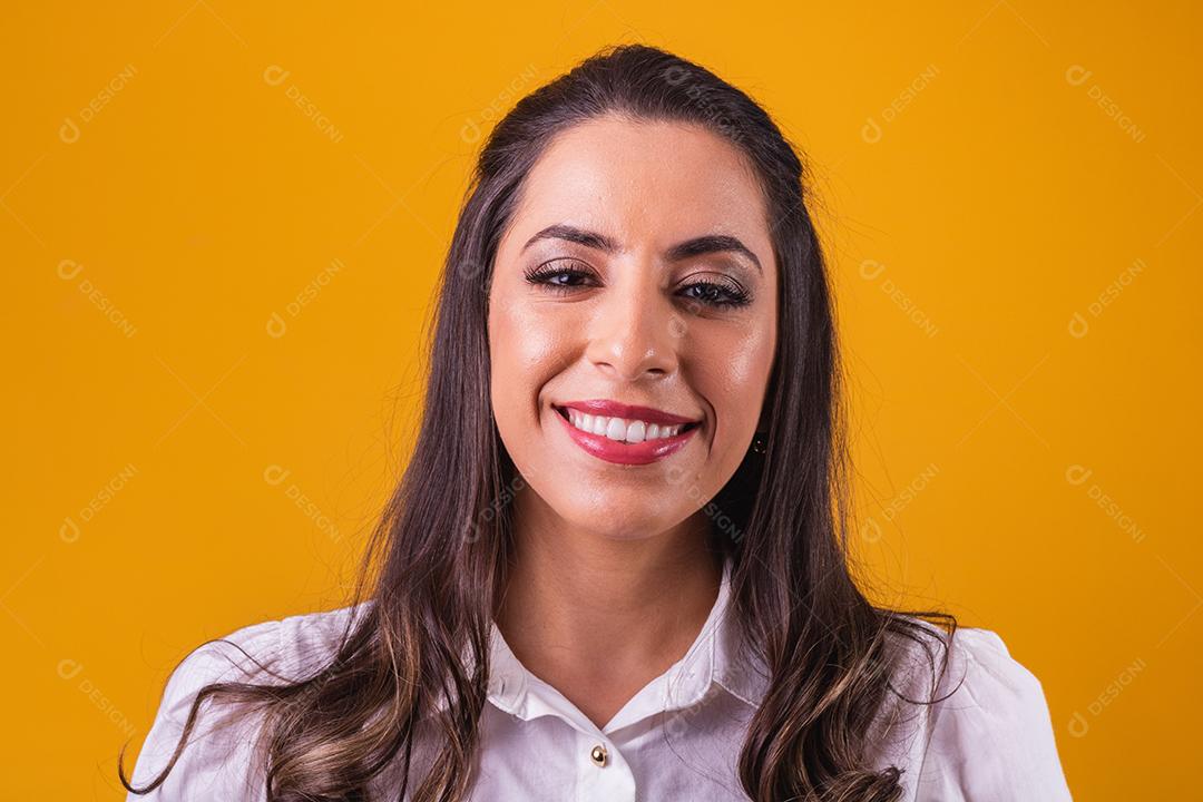 Retrato de uma linda mulher morena caucasiana sorrindo.