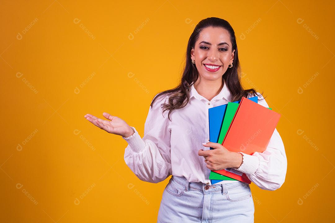 Estudante universitário sorrindo para a câmera apontando para o lado