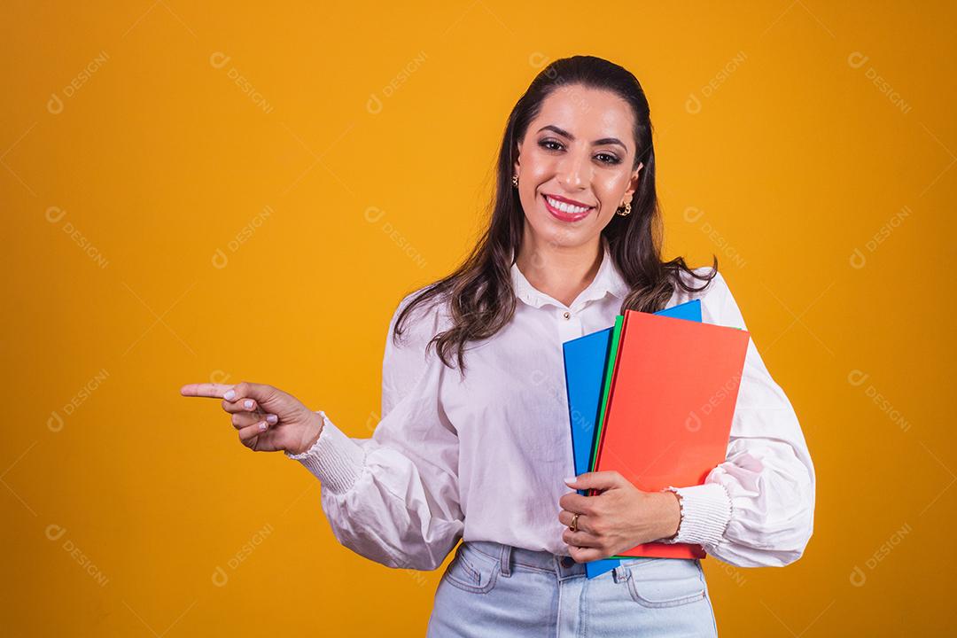 Estudante universitário sorrindo para a câmera apontando para o lado