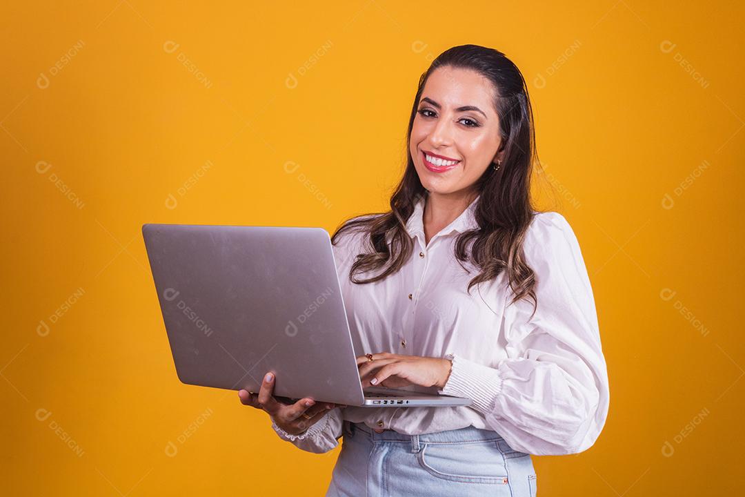 Jovem e bela mulher em videochamada pelo computador.