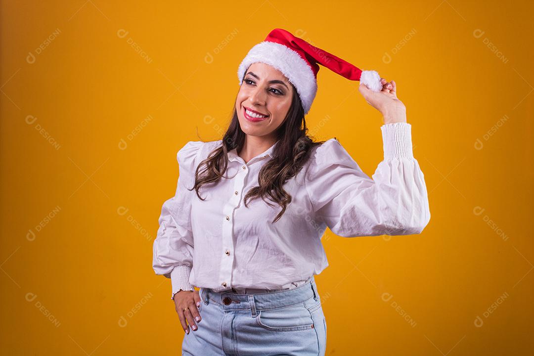 Retrato de menina bonita sorrindo com boné de Papai Noel.