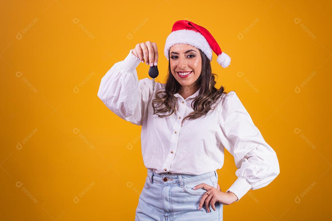 Retrato de menina bonita sorrindo com boné de Papai Noel.