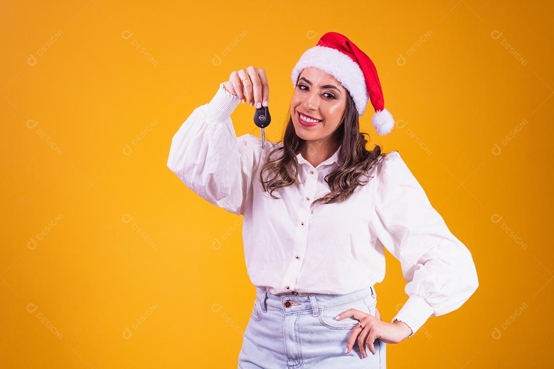 Retrato de menina bonita sorrindo com boné de Papai Noel.