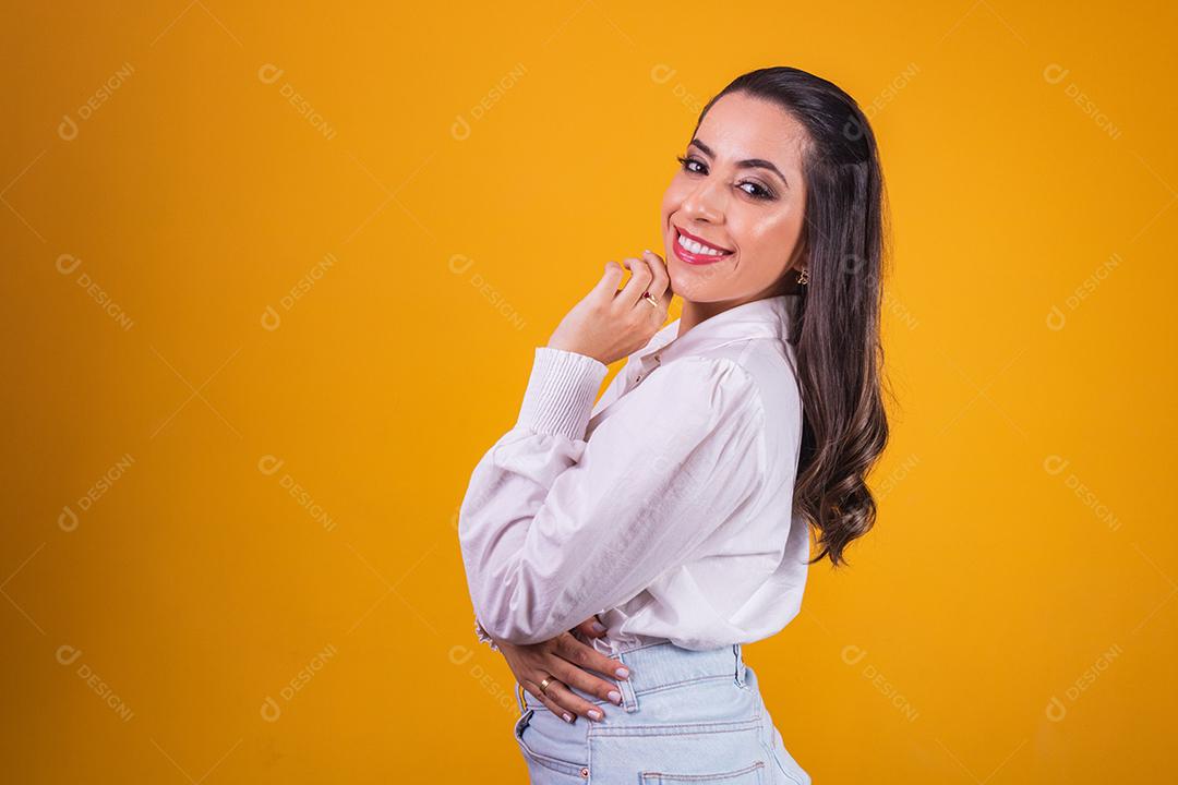 Retrato de uma linda mulher morena caucasiana sorrindo.