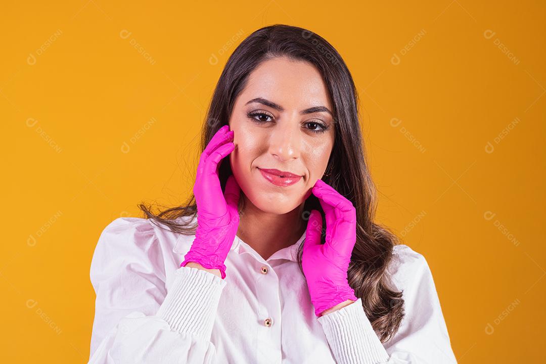 Mulher de beleza. Mulher com as mãos no rosto. conceito de spa