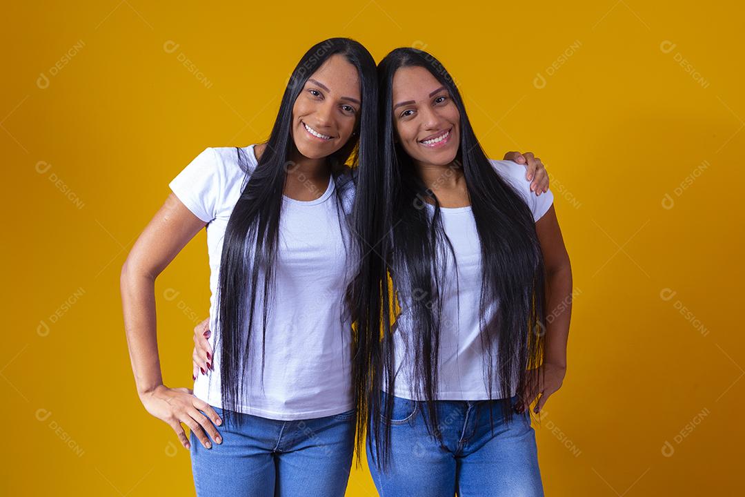 mulheres irmas gemeas familia fundo amarelo fotos imagem