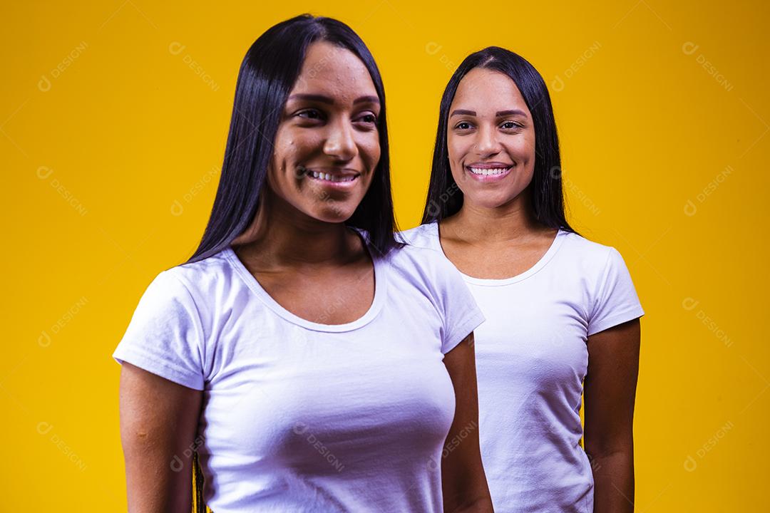jovens irmãs gêmeas com aparência semelhante, gêmeas