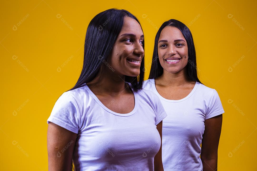 jovens irmãs gêmeas com aparência semelhante, gêmeas