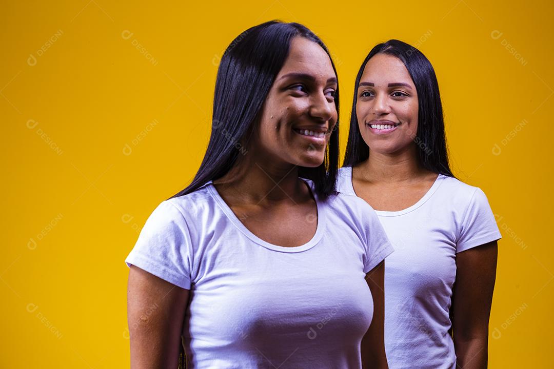 jovens irmãs gêmeas com aparência semelhante, gêmeas
