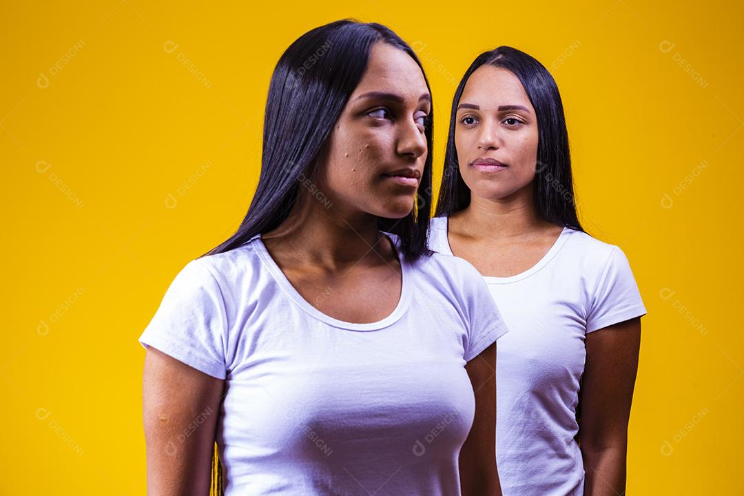 jovens irmãs gêmeas com aparência semelhante, gêmeas