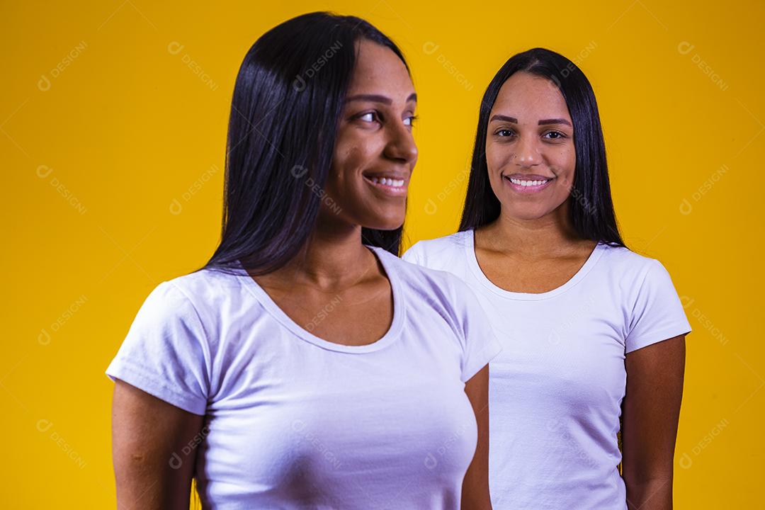 jovens irmãs gêmeas com aparência semelhante, gêmeas