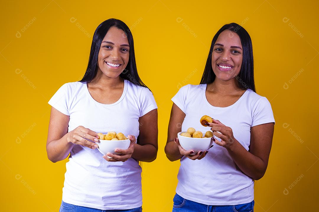 jovens irmãs gêmeas com aparência semelhante, gêmeas