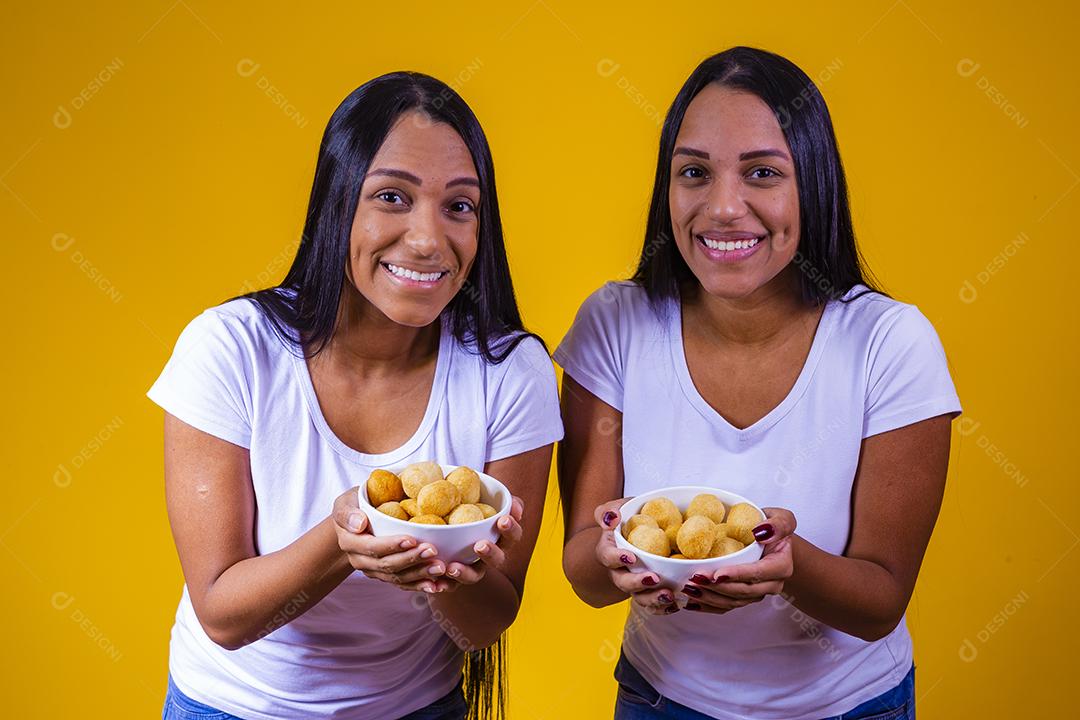 mulheres irmas gemeas familia fundo amarelo fotos imagem