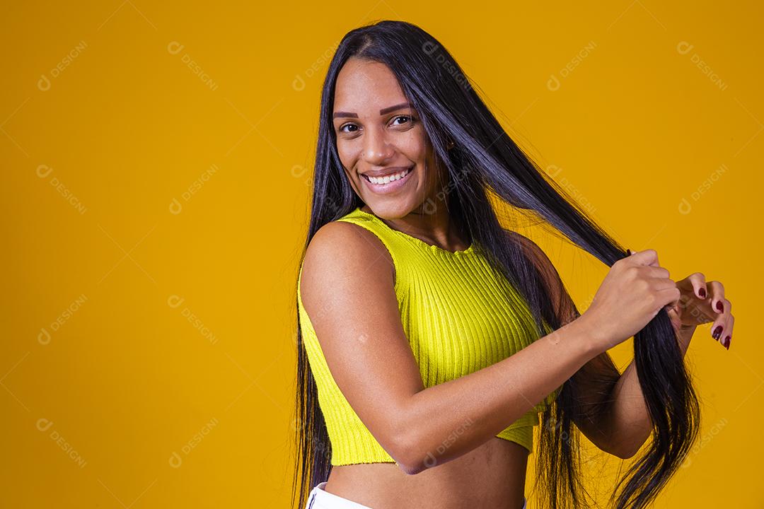 Conceito de beleza de cabelo longo e reto de mulher de cabelo bonito