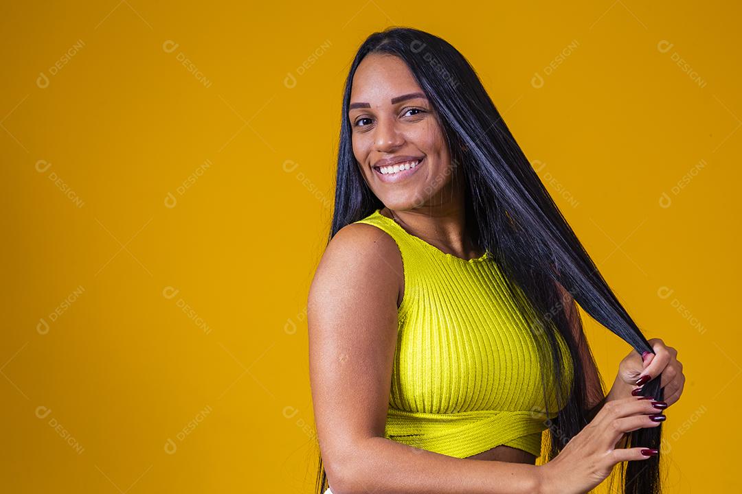 Conceito de beleza de cabelo longo e reto de mulher de cabelo bonito