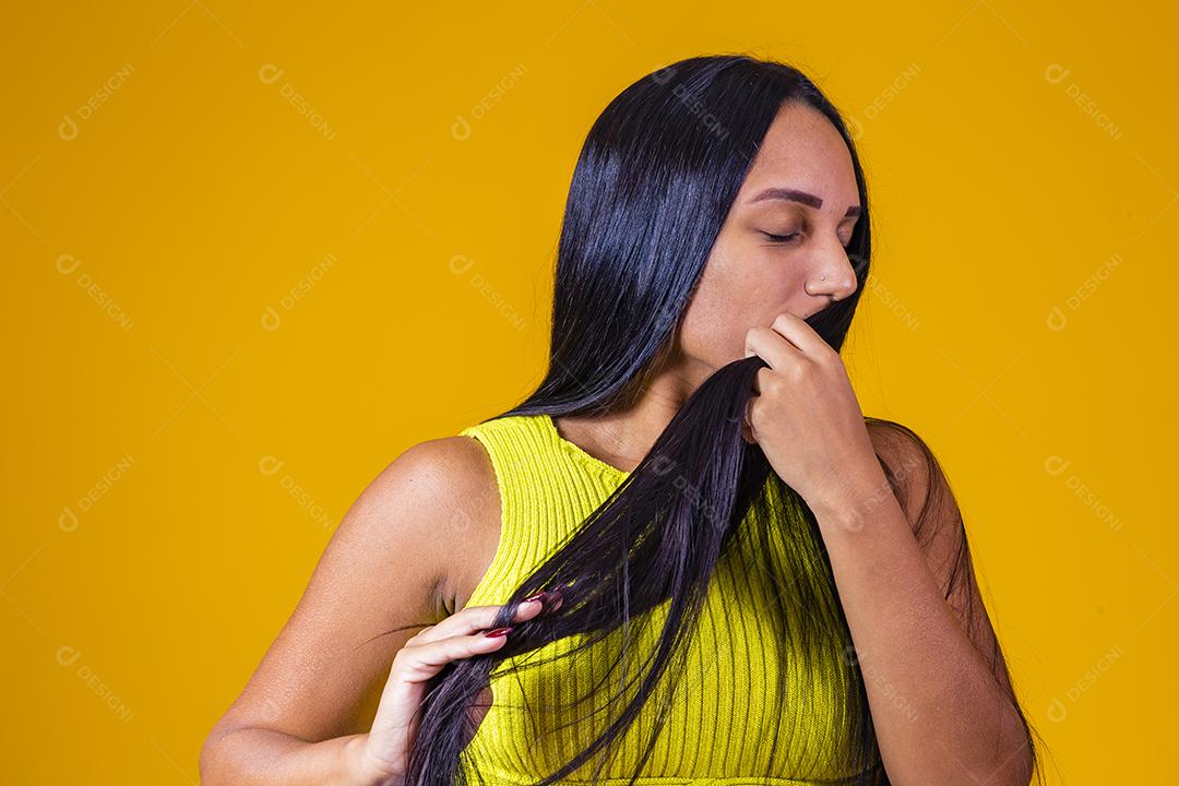 Conceito de beleza de cabelo longo e reto de mulher de cabelo bonito