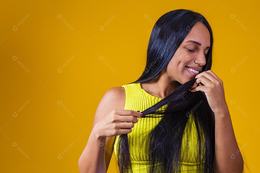 Conceito de beleza de cabelo longo e reto de mulher de cabelo bonito