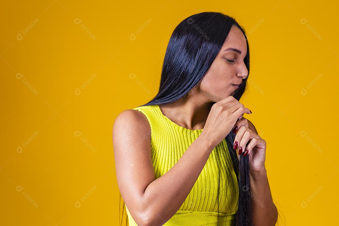 Conceito de beleza de cabelo longo e reto de mulher de cabelo bonito