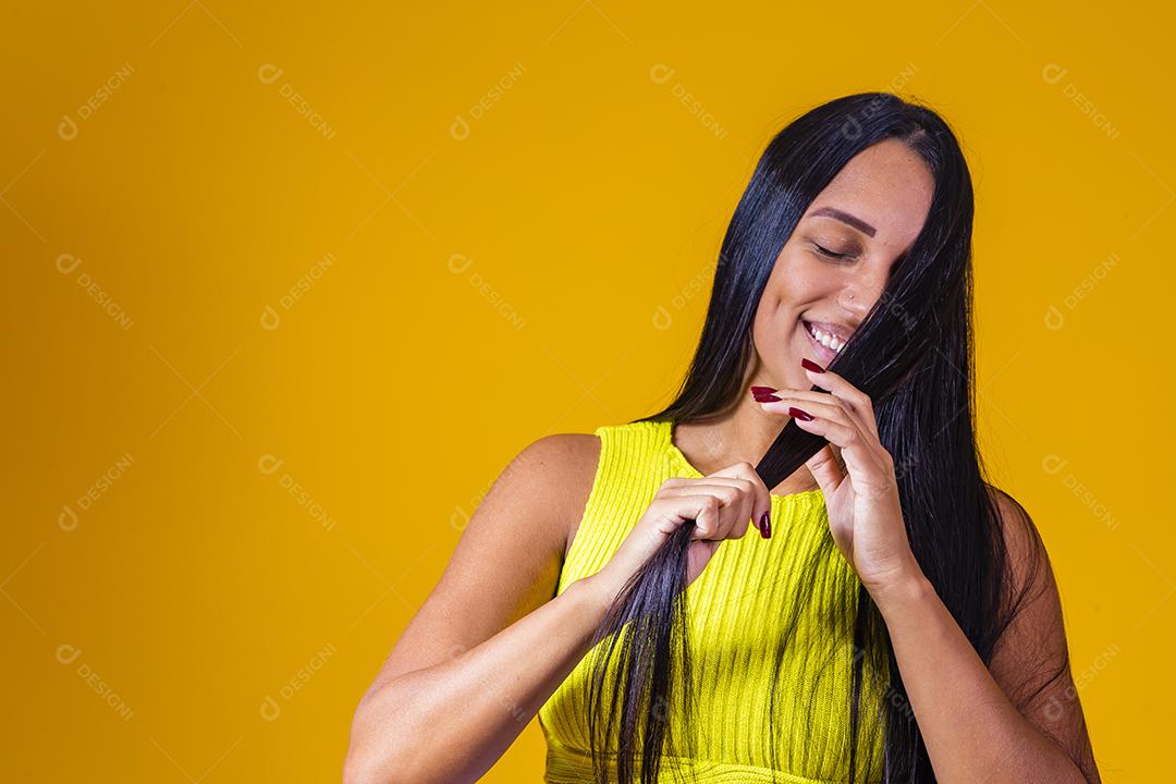 Conceito de beleza de cabelo longo e reto de mulher de cabelo bonito