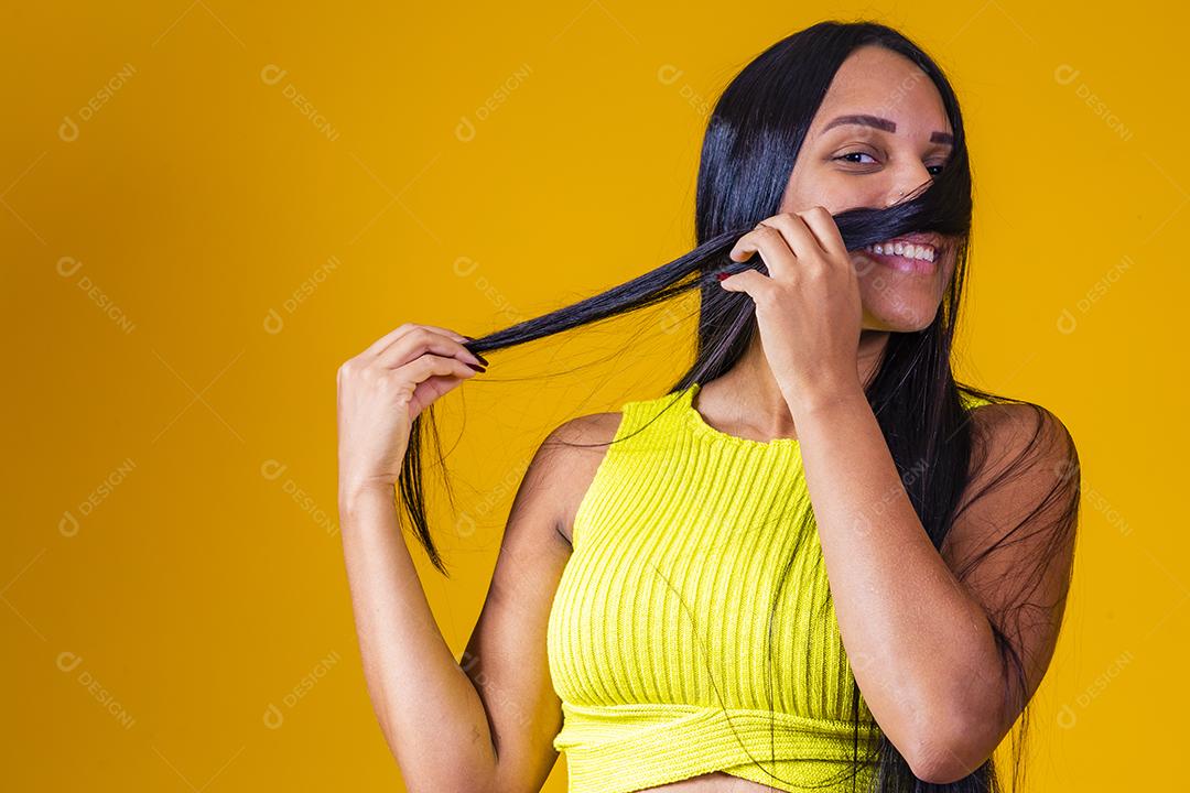 Conceito de beleza de cabelo longo e reto de mulher de cabelo bonito